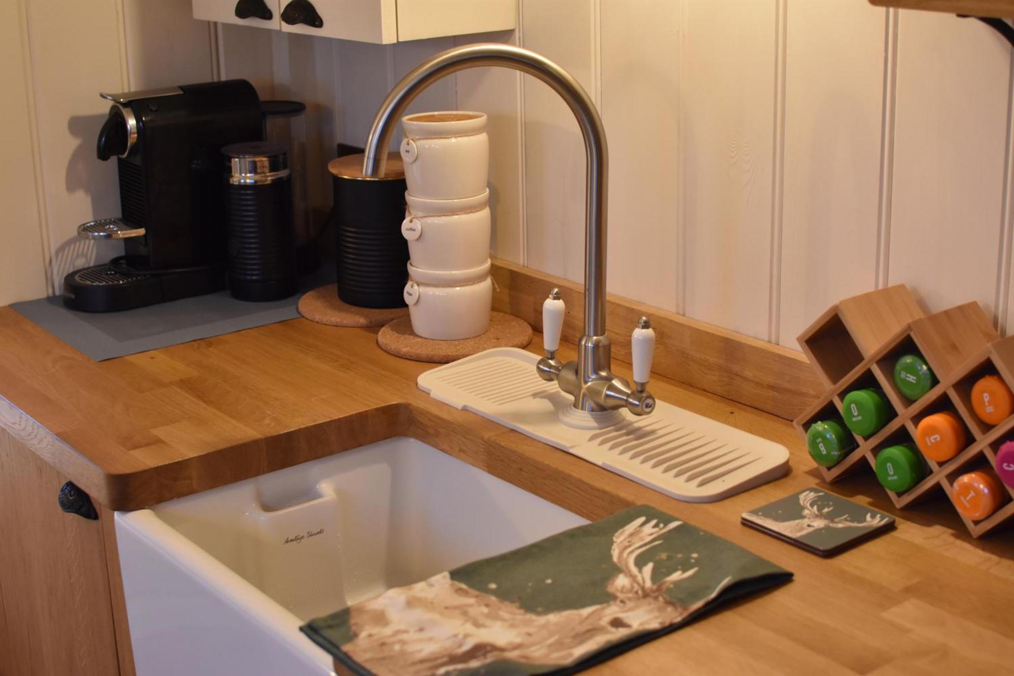 The Deer Hut Apartment Burpham ภายนอก รูปภาพ