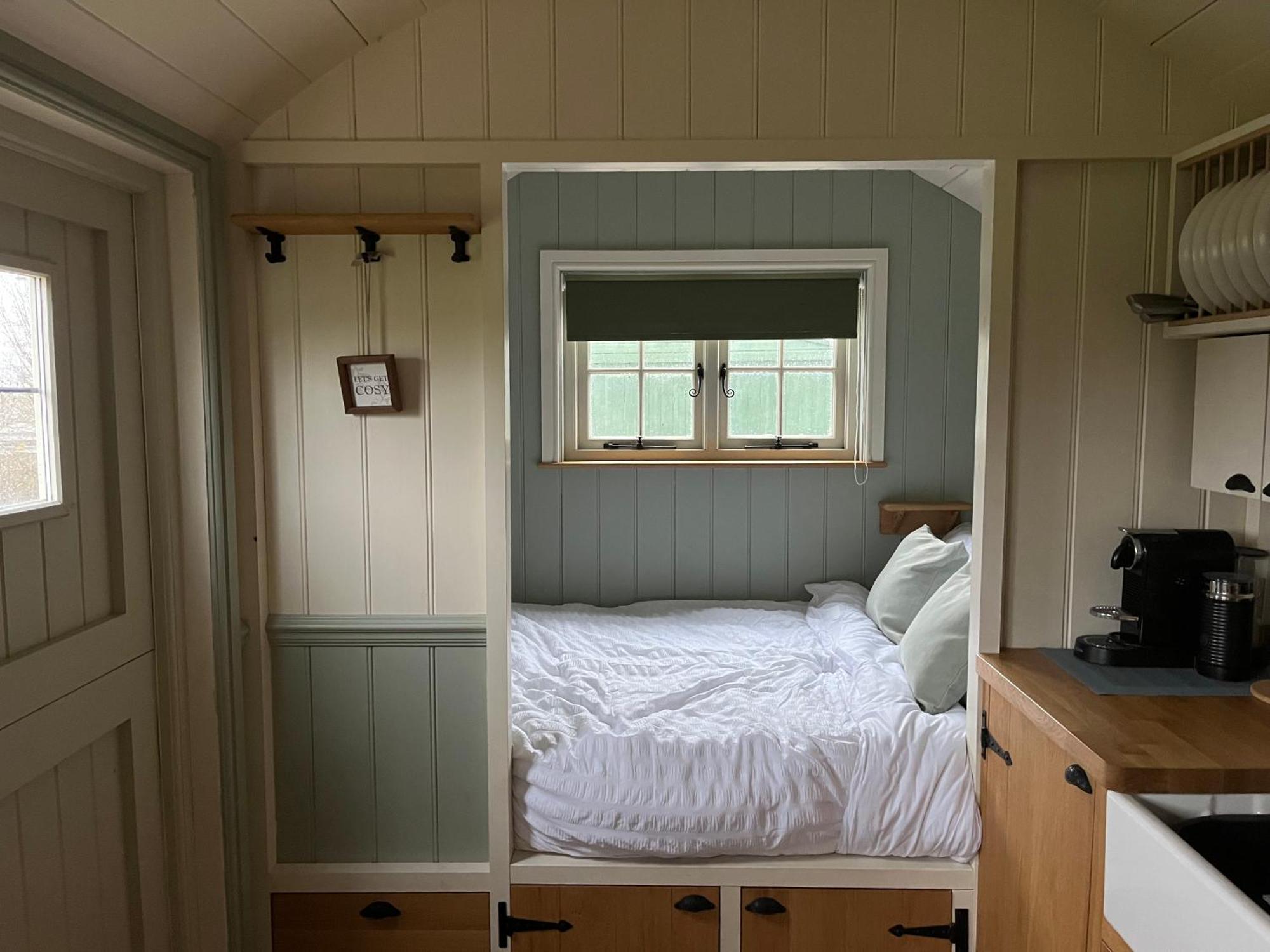 The Deer Hut Apartment Burpham ภายนอก รูปภาพ