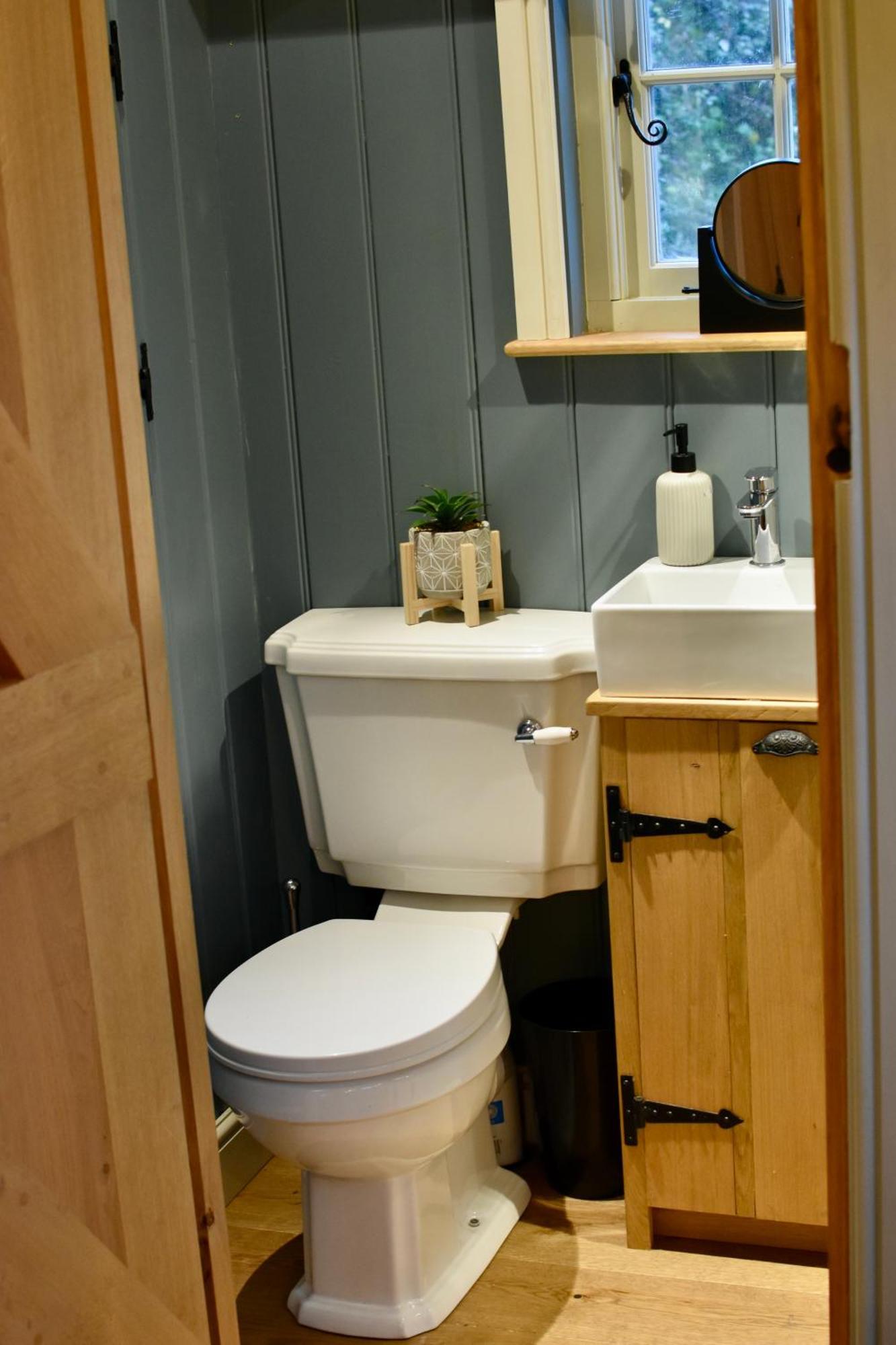 The Deer Hut Apartment Burpham ภายนอก รูปภาพ